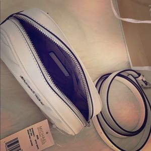 This is a cute belt bag white color brain new !!